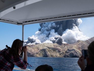 Erupción de volcán en turística isla de Nueva Zelandia deja al menos cinco víctimas fatales