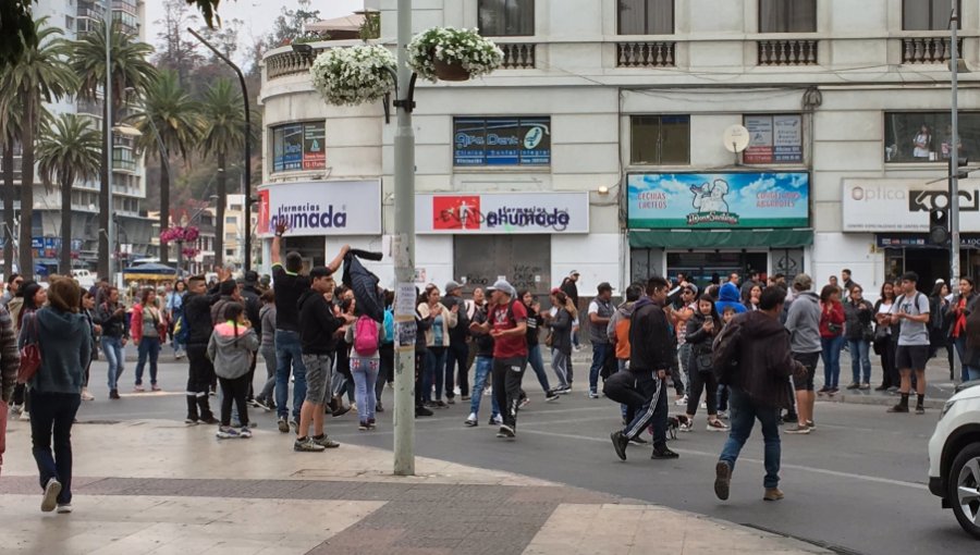 Serios incidentes en el centro de Viña del Mar: comerciantes ambulantes se enfrentan a Carabineros tras manifestación