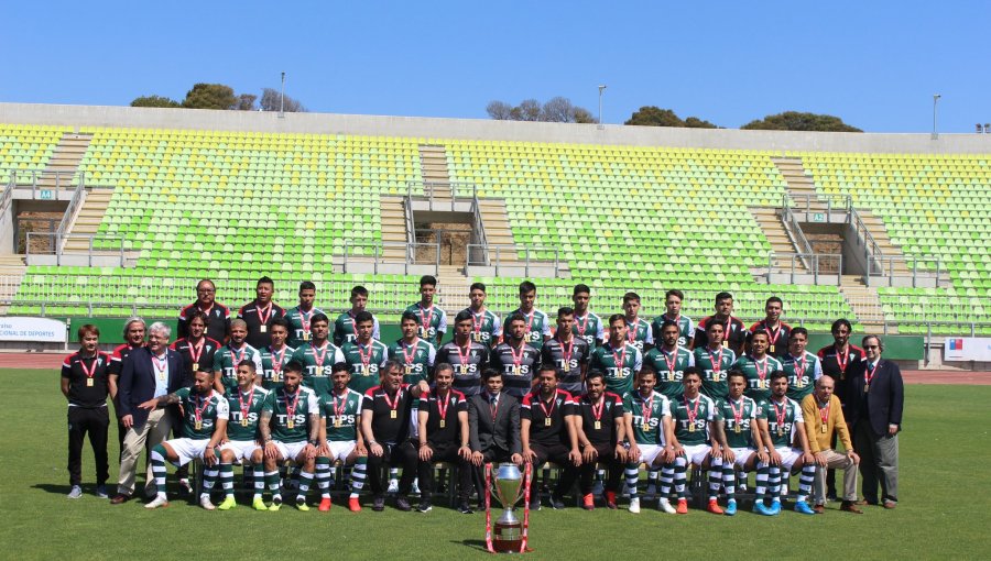 Santiago Wanderers recibió la copa de campeón de Primera B 2019