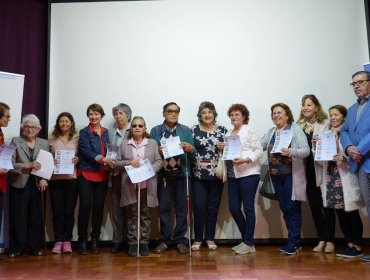 Viña del Mar reconoció a adultos mayores que participaron en talleres que imparte la Municipalidad