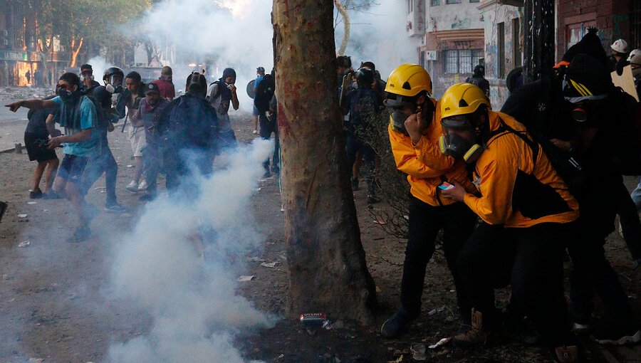 Niña y adulto estarían en riesgo vital luego de haber sido impactados por bombas lacrimógenas en sus cabezas