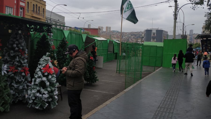 Feria navideña debió cerrar abruptamente por marcha que terminó con incidentes en Valparaíso