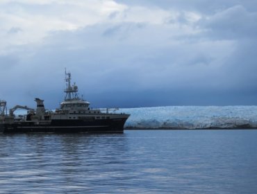 Buque "Sargento Aldea" lidera coordinación de rescate del avión siniestrado en Magallanes