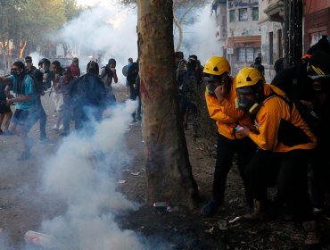 Niña y adulto estarían en riesgo vital luego de haber sido impactados por bombas lacrimógenas en sus cabezas