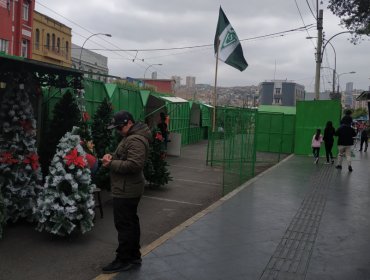 Feria navideña debió cerrar abruptamente por marcha que terminó con incidentes en Valparaíso