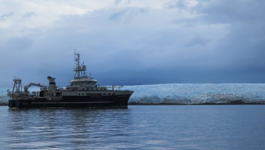 Buque "Sargento Aldea" lidera coordinación de rescate del avión siniestrado en Magallanes