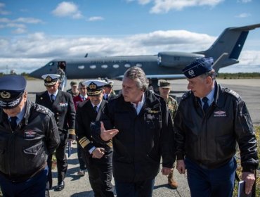 Ministro de Defensa viaja a Punta Arenas para entregar información sobre hallazgos del avión C-130