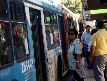 Transportes implementará reforzamiento de buses en Santiago desde las 17:30 horas