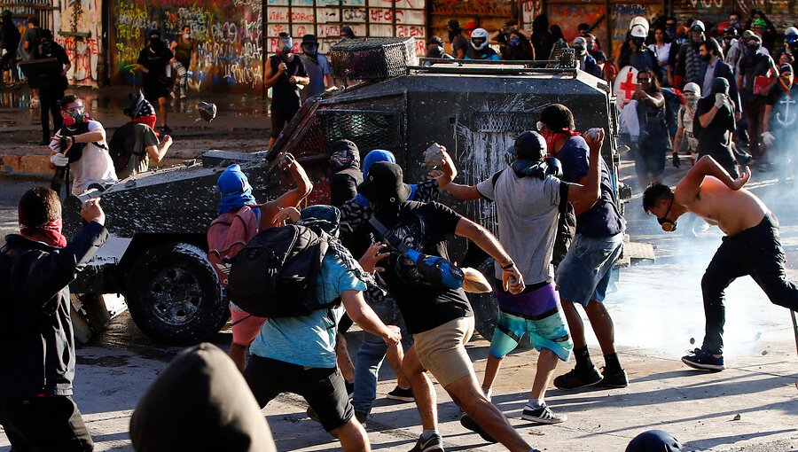 Turba de encapuchados ataca a carabinero en plaza Baquedano: cuatro personas detenidas