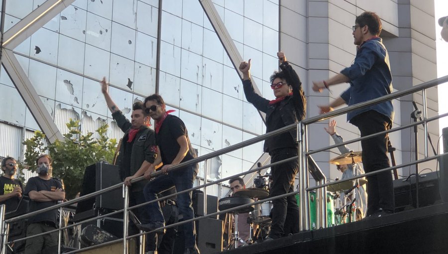 Los Bunkers se presentaron ante miles de personas en Plaza Italia