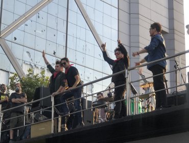 Los Bunkers se presentaron ante miles de personas en Plaza Italia