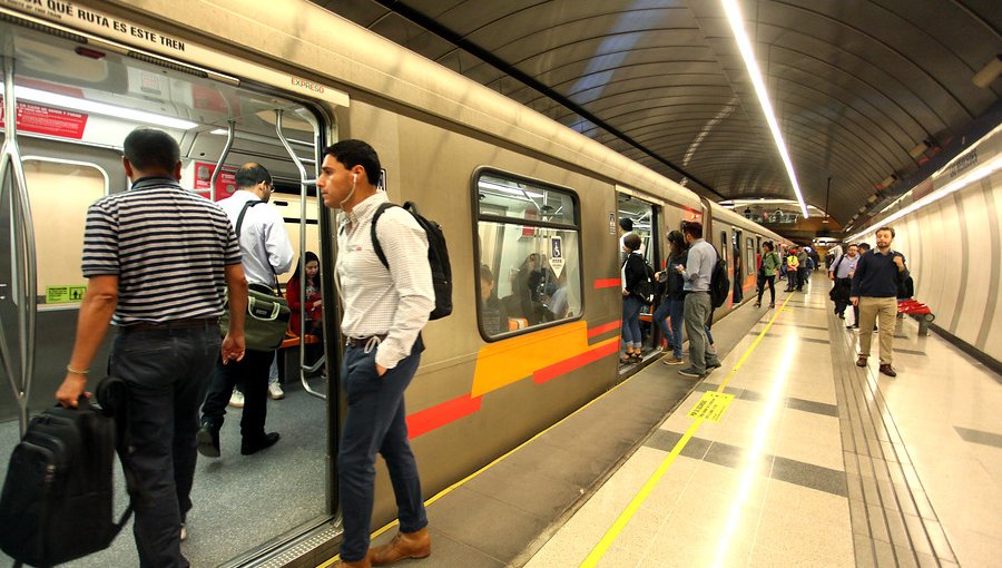 Dos estaciones del Metro de Santiago serán reabiertas durante la próxima semana