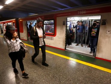 Metro de Santiago iniciará operaciones este sábado y domingo a las 7:00 y 8:00 horas respectivamente