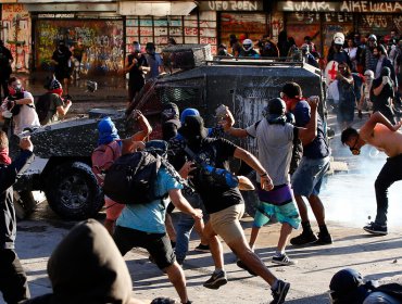 Turba de encapuchados ataca a carabinero en plaza Baquedano: cuatro personas detenidas