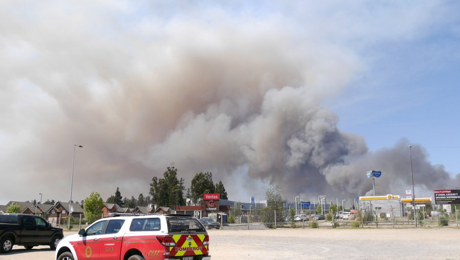 Continúan las labores para apagar incendio forestal en Placilla