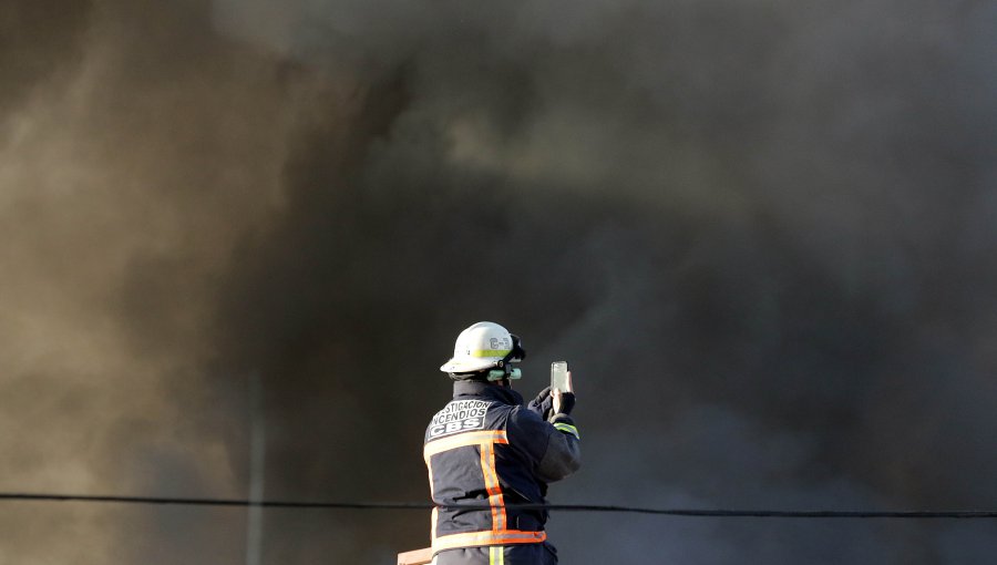 Cerca de 83 mil clientes quedan sin luz tras incendio en Los Andes y San Felipe