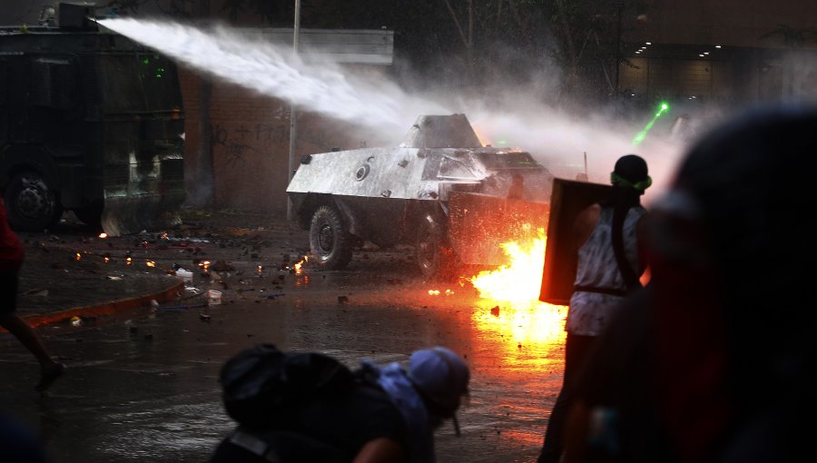 En una violenta jornada de manifestaciones 104 carabineros resultaron heridos