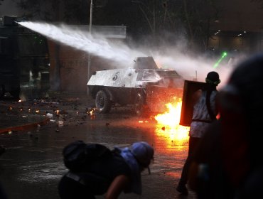 En una violenta jornada de manifestaciones 104 carabineros resultaron heridos