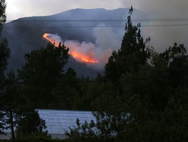 Incendio forestal en Cajón del Maipo ya ha consumido 560 hectáreas de vegetación