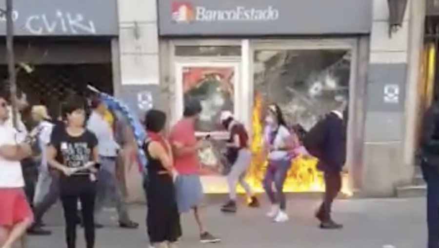 Detienen a dos presuntos responsables de incendio en frontis de un BancoEstado de Providencia