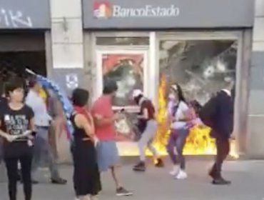 Detienen a dos presuntos responsables de incendio en frontis de un BancoEstado de Providencia