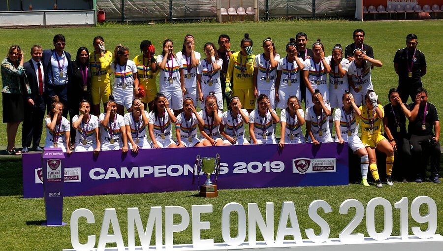 Santiago Morning recibió la copa de campeón del fútbol femenino 2019