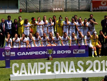 Santiago Morning recibió la copa de campeón del fútbol femenino 2019