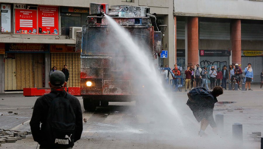 Carabineros desmiente estudio químico que advierte uso de soda cáustica en carro lanzaagua