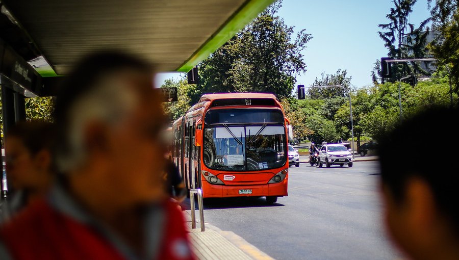 Transportes implementará reforzamiento de buses en Santiago desde las 17:30 horas