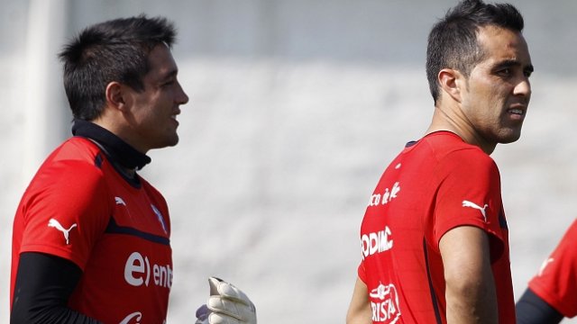 Claudio Bravo felicitó a Miguel Pinto por su reciente fichaje en Colo-Colo