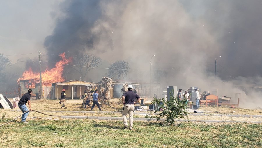 Decretan Alerta Roja para la comuna de Peralillo por incendio que ha consumido viviendas