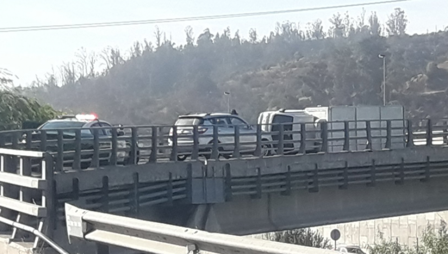 Camión 3/4 vuelca en vía elevada que conecta Av. Uno Norte con la autopista Troncal Sur, en Viña del Mar