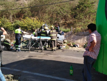 Violenta colisión frontal entre microbús y camión deja un muerto y seis lesionados en Limache