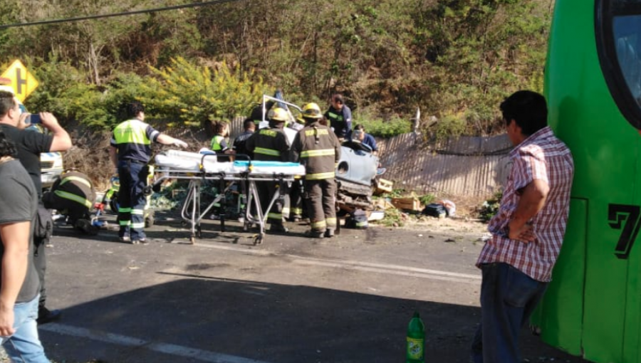 Violenta colisión frontal entre microbús y camión deja un muerto y seis lesionados en Limache