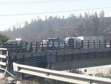 Camión 3/4 vuelca en vía elevada que conecta Av. Uno Norte con la autopista Troncal Sur, en Viña del Mar