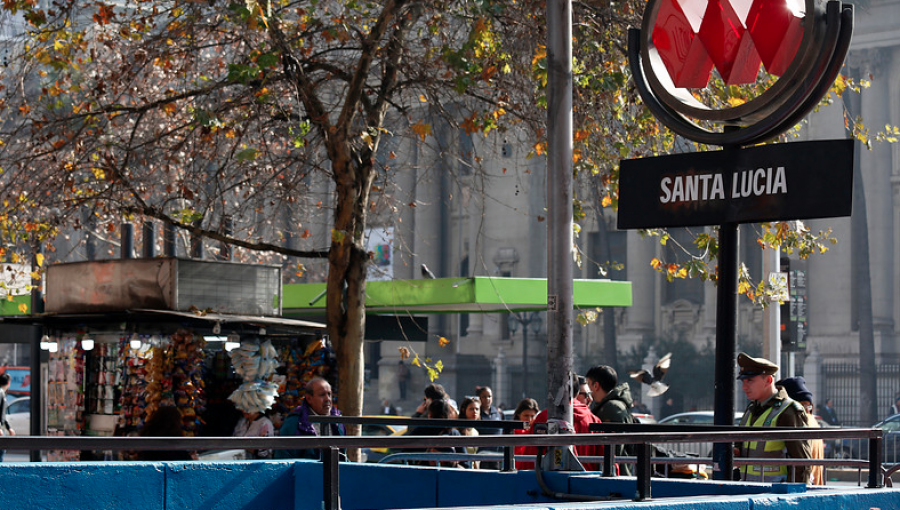 Metro de Santiago vuelve a contar con estación Santa Lucía y anuncia extensión de su operación