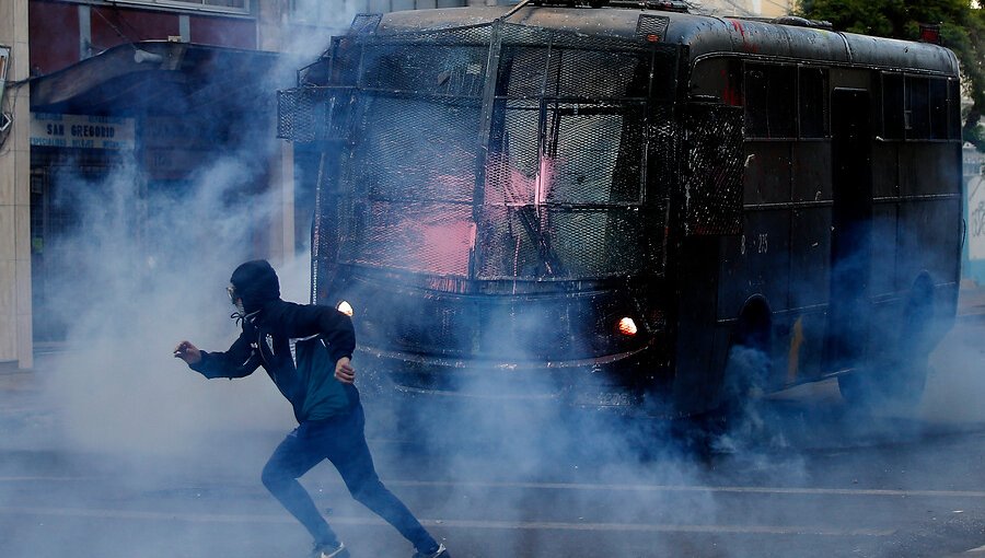 Manifestación en Valparaíso termina en incidentes entre encapuchados y Carabineros