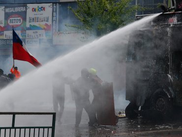 Carabineros evalúa querellarse por estudio sobre presencia de soda cáustica en agua del "guanaco"