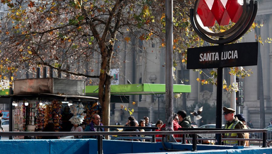 Metro de Santiago vuelve a contar con estación Santa Lucía y anuncia extensión de su operación