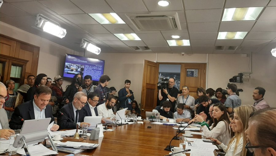 Comisión de Constitución aprueba proyecto de RN que permite paridad de género