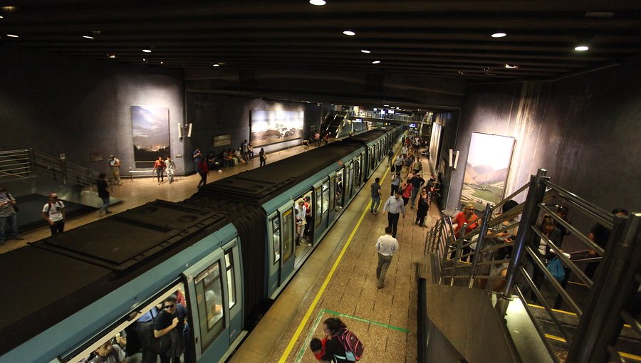 Metro de Santiago operará este jueves de 6:00 a 23:00 horas con 64 buses de apoyo