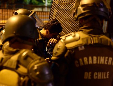 Decretan arresto domiciliario nocturno para dos Carabineros por apremios ilegítimos a joven en Peñalolén