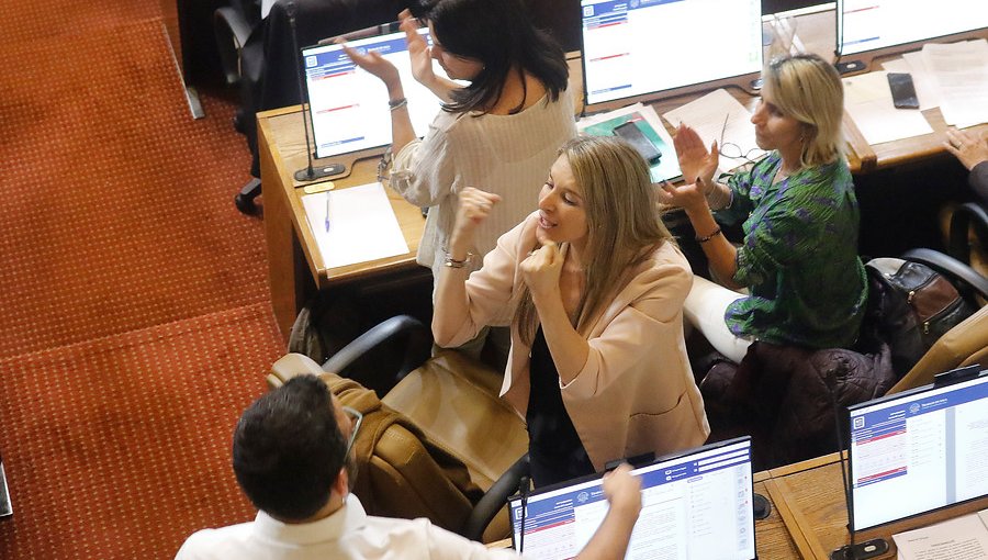 Diputadas celebran aprobación de la paridad de género para el proceso constituyente