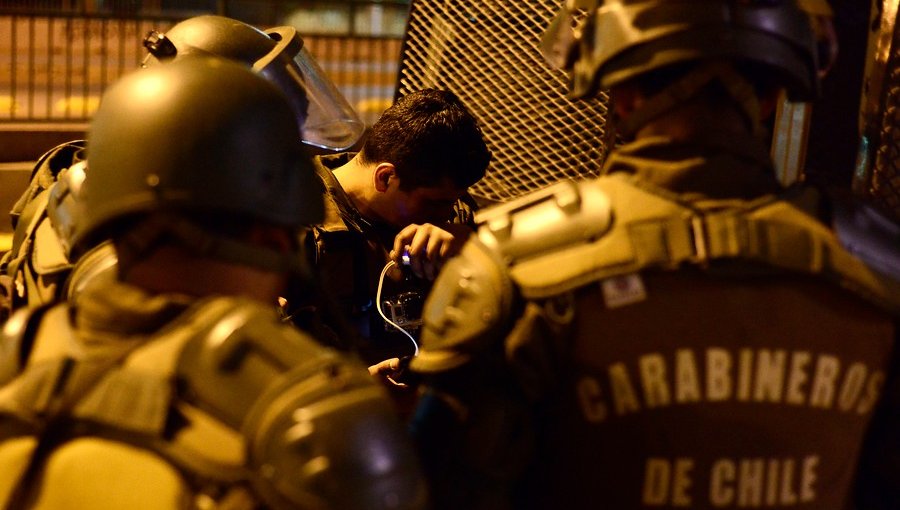 Decretan arresto domiciliario nocturno para dos Carabineros por apremios ilegítimos a joven en Peñalolén