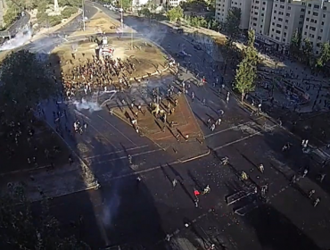 Incidentes se registran en plaza Italia luego de que manifestantes sacaran las vallas papales