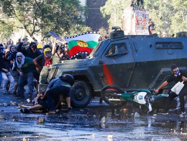 Encapuchados robaron motocicleta de Carabineros y la arrojaron al río Mapocho