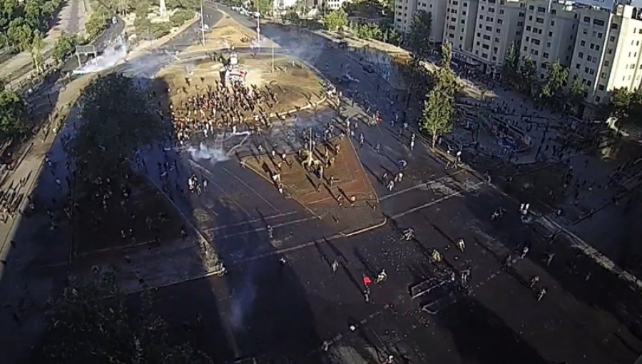 Incidentes se registran en plaza Italia luego de que manifestantes sacaran las vallas papales