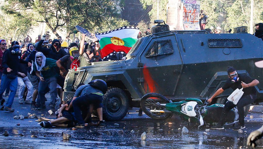 Encapuchados robaron motocicleta de Carabineros y la arrojaron al río Mapocho