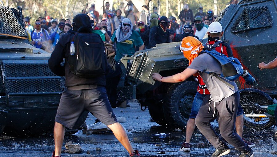 Carabineros y manifestante aplastado por "zorrillos": "Uno de los violentistas fue atropellado por estos carros y lamentablemente resultó lesionado"