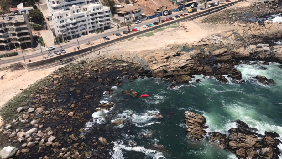 Con síntomas de hipotermia logran rescatar a kayakista en el quinto sector de Reñaca